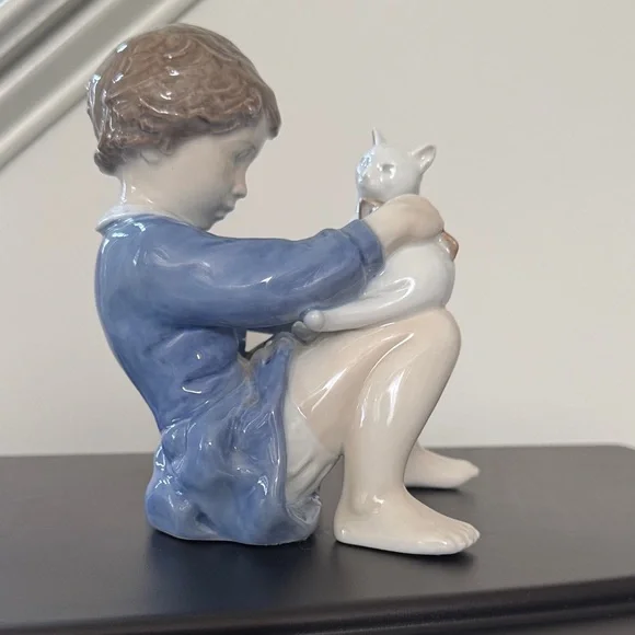 Vintage Royal Copenhagen “Girl with Cat” Figurine - Picture 4 of 9